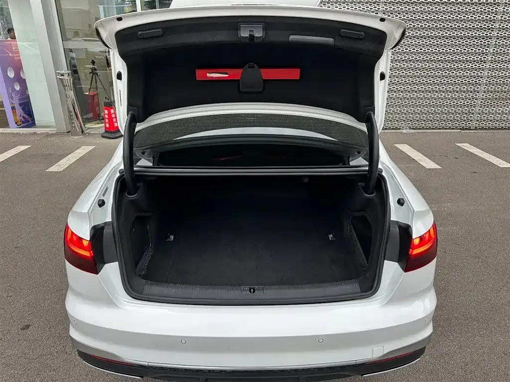 Audi A4L 2022 из CN, фото 9