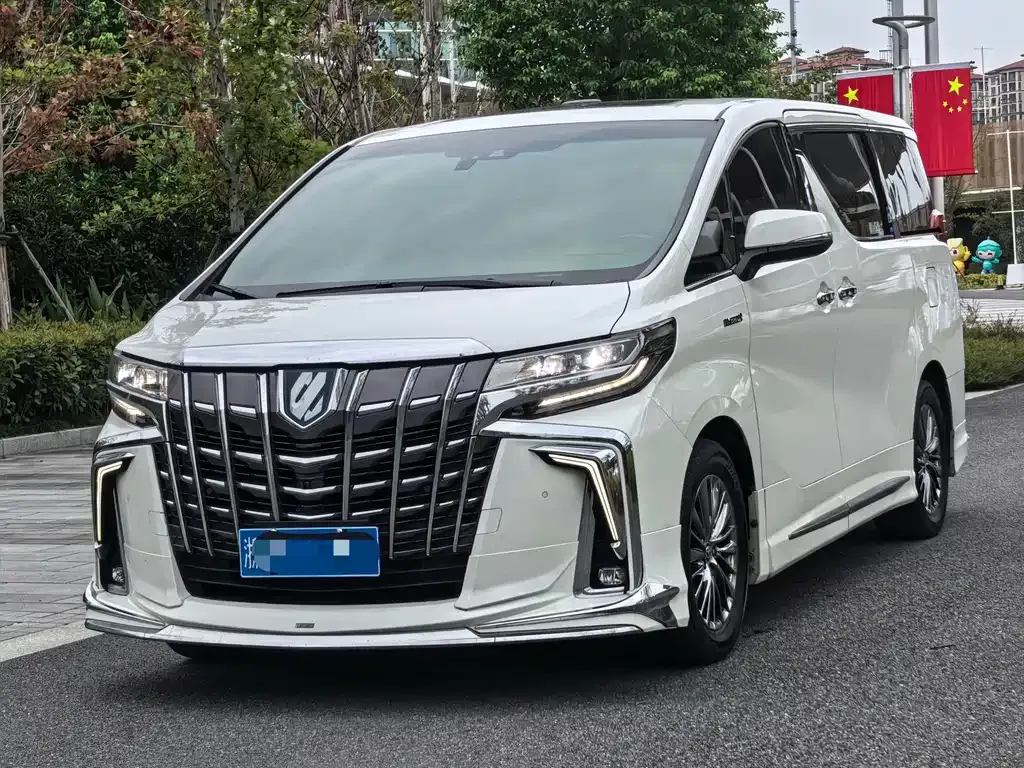 Toyota Alphard — фото 1