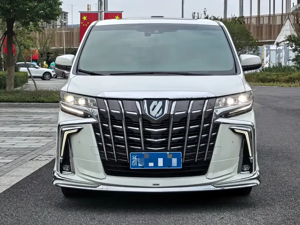 Toyota Alphard — фото 2