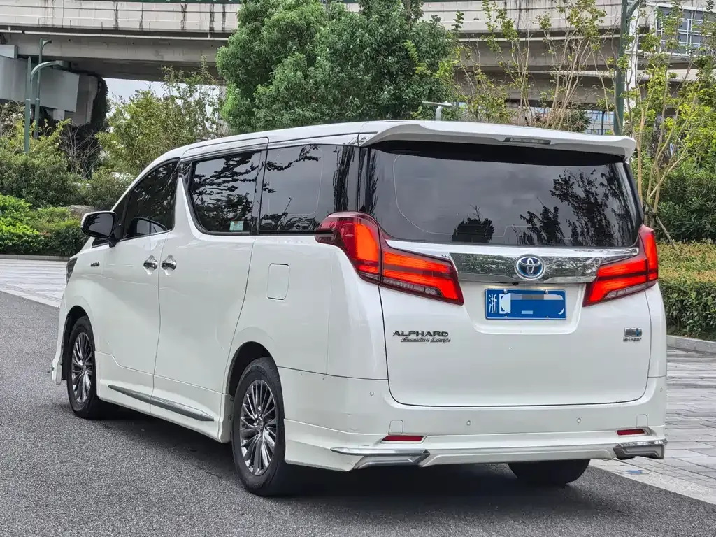 Toyota Alphard — фото 4