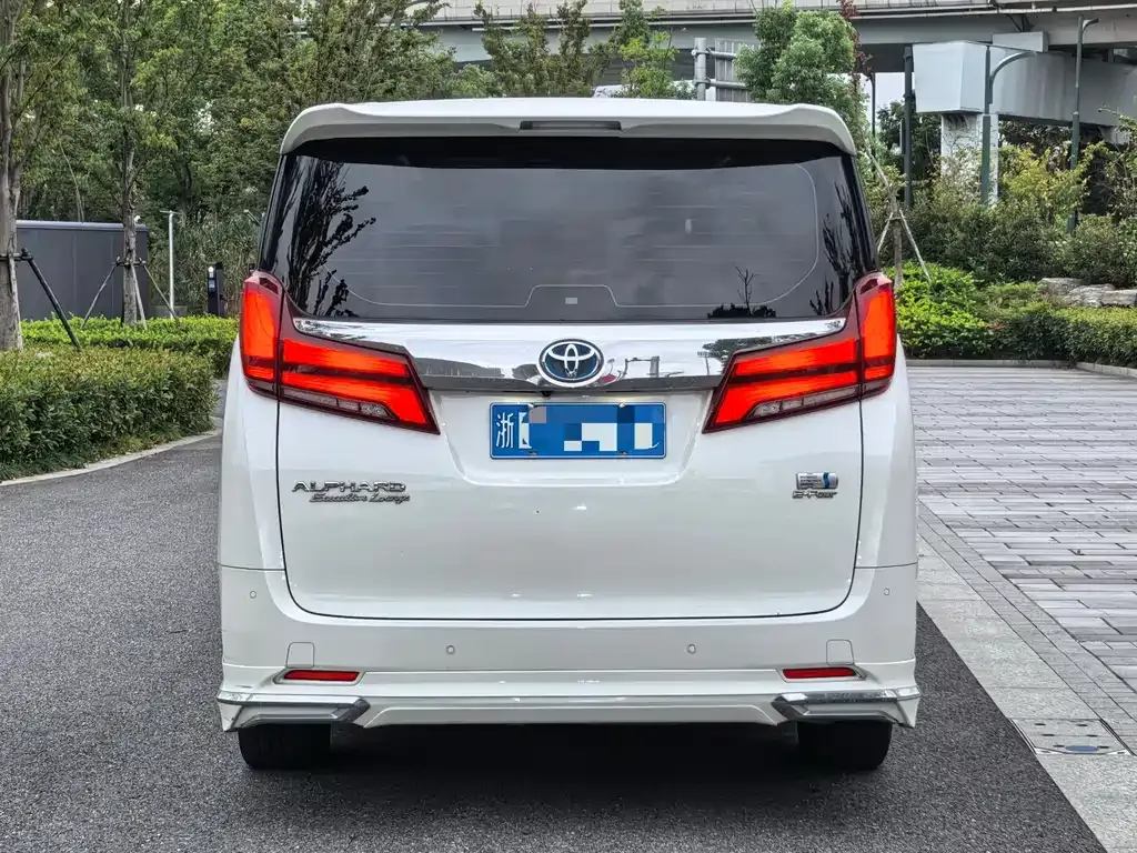 Toyota Alphard — фото 5
