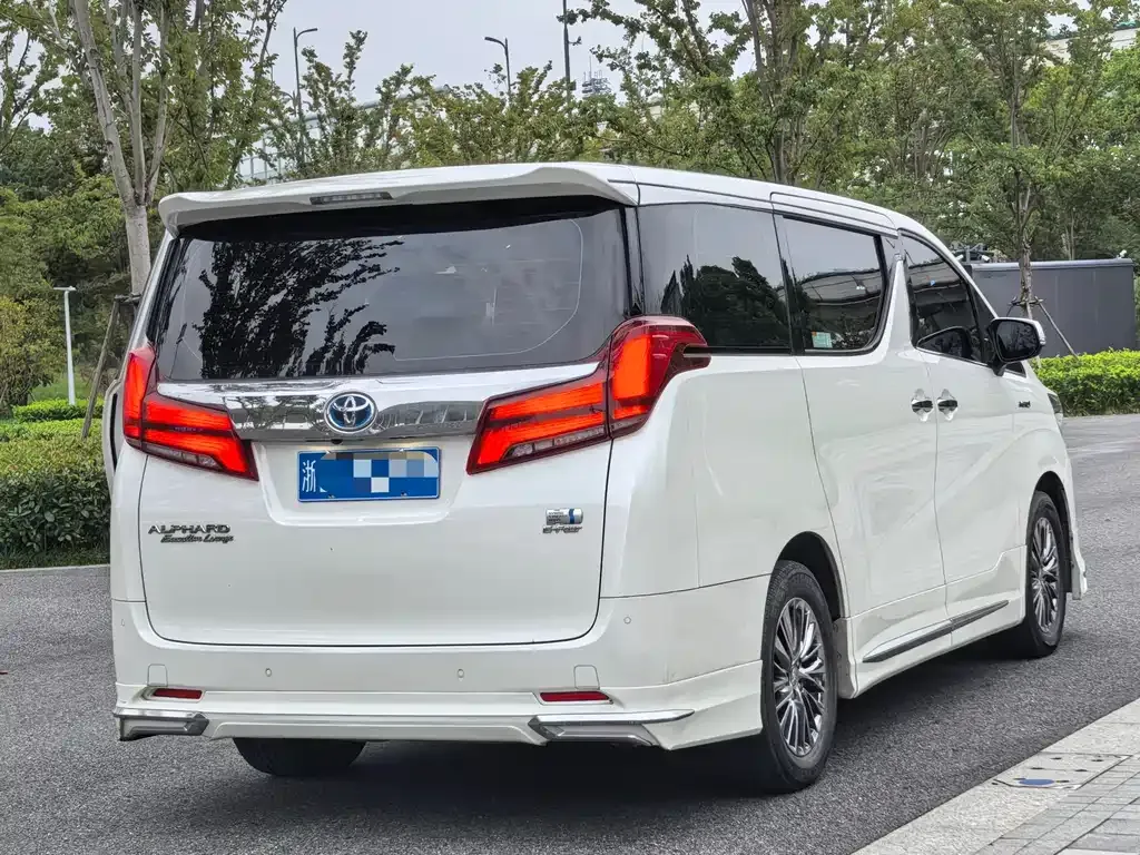 Toyota Alphard — фото 6