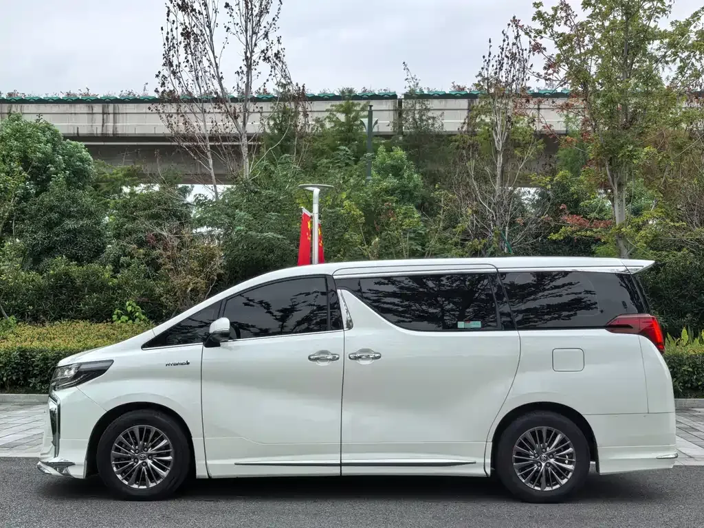 Toyota Alphard — фото 7