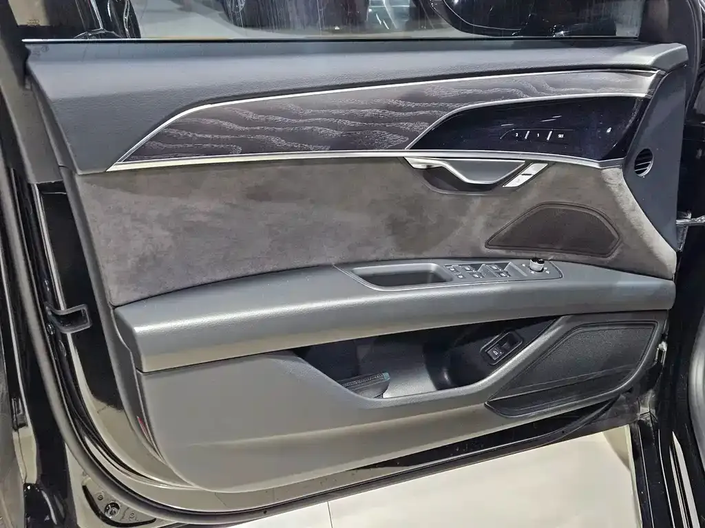 Audi A8 2022 из CN, фото 7