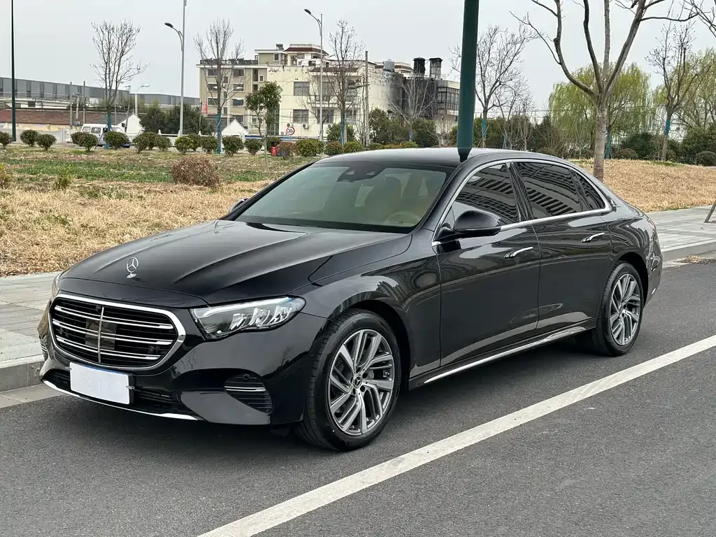 Mercedes-Benz E-Class — фото 1
