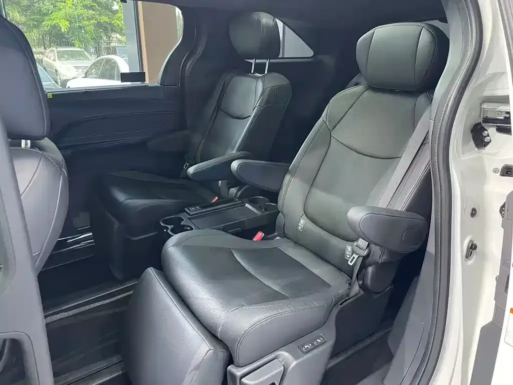Toyota Granvia 2023 из CN, фото 10