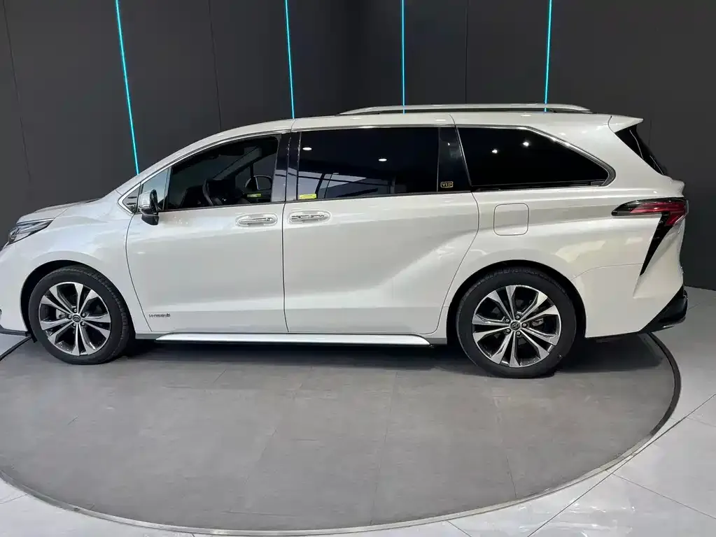 Toyota Granvia 2023 из CN, фото 4