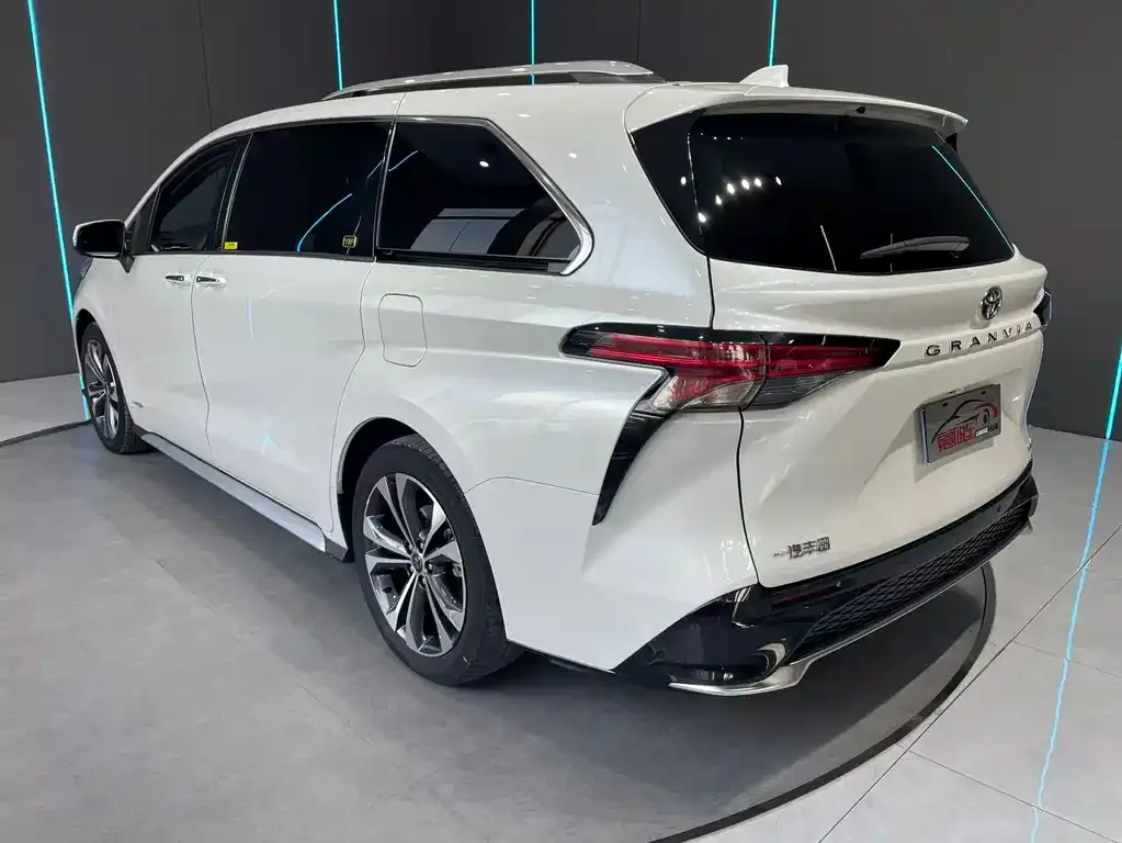 Toyota Granvia 2023 из CN, фото 8