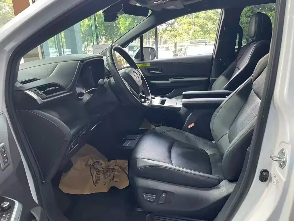 Toyota Granvia 2023 из CN, фото 9