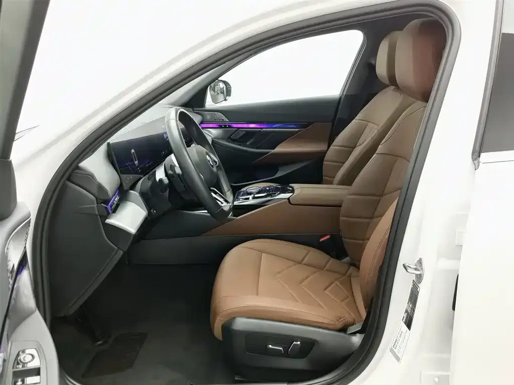 BMW 5 Series 2024 из CN, фото 10