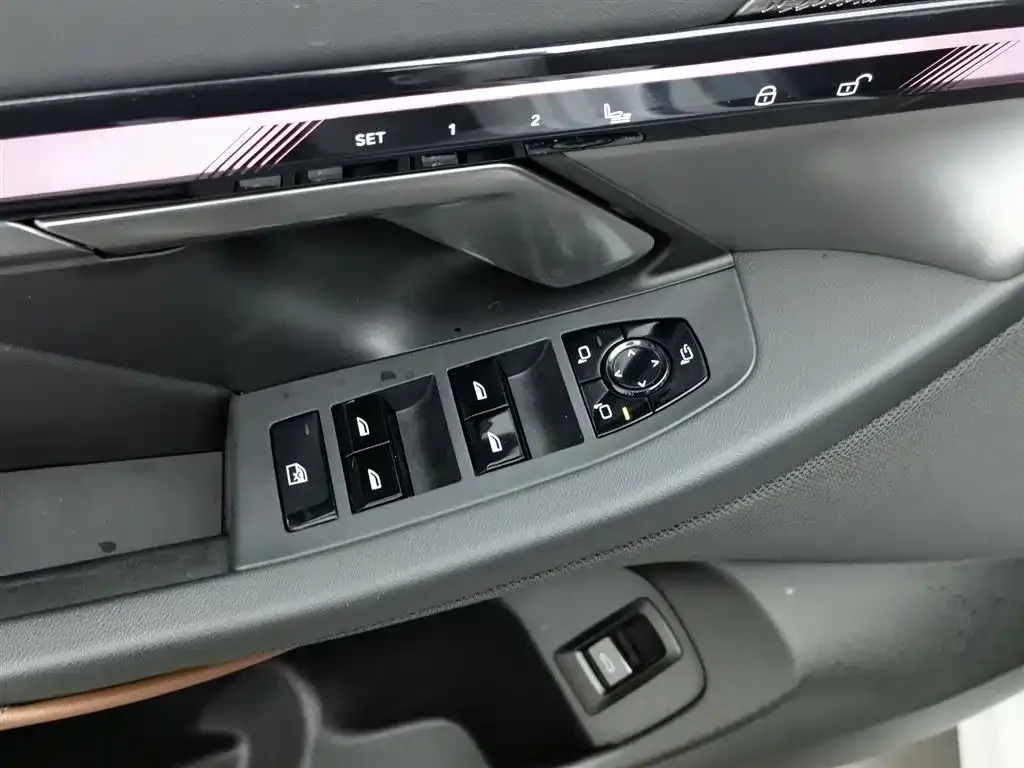 BMW 5 Series 2024 из CN, фото 9