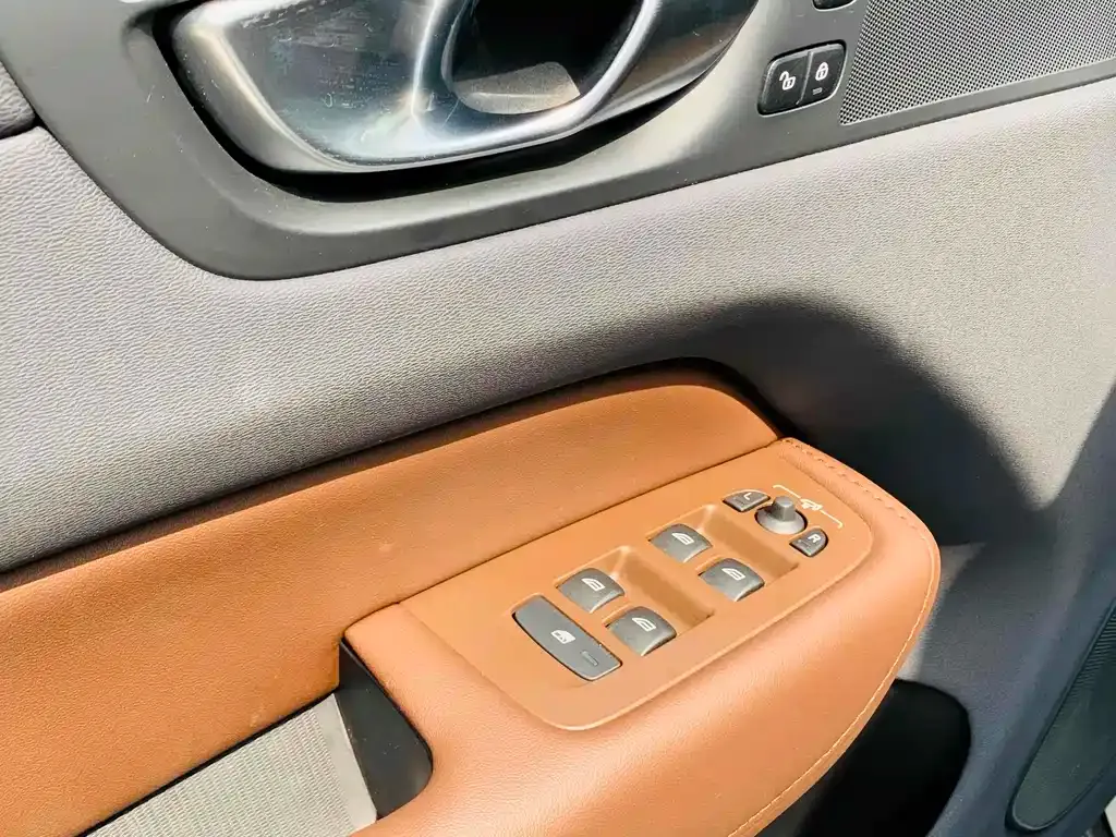 Volvo XC60 PHEV 2024 из CN, фото 10