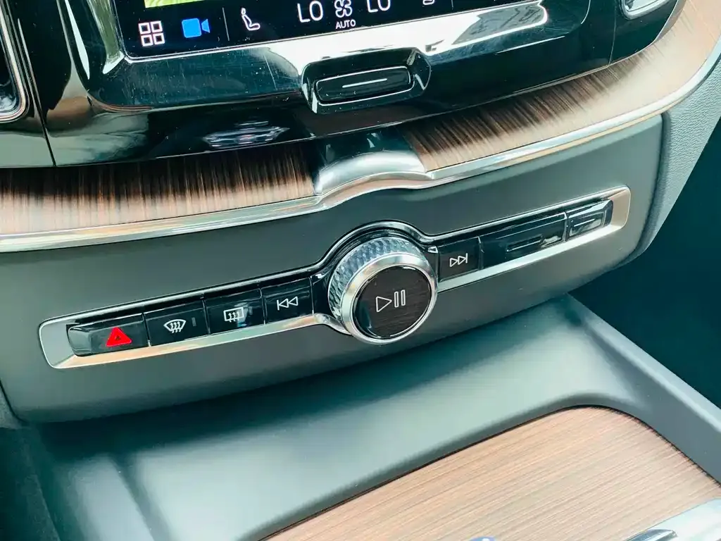 Volvo XC60 PHEV 2024 из CN, фото 5