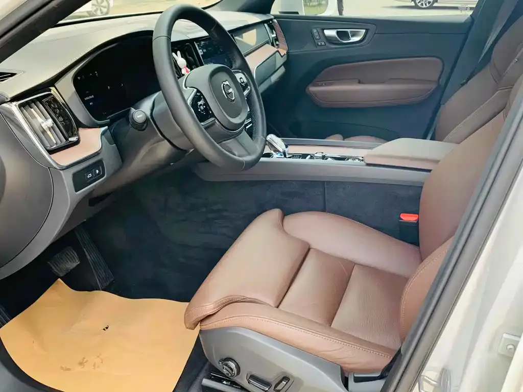 Volvo XC60 PHEV 2024 из CN, фото 7