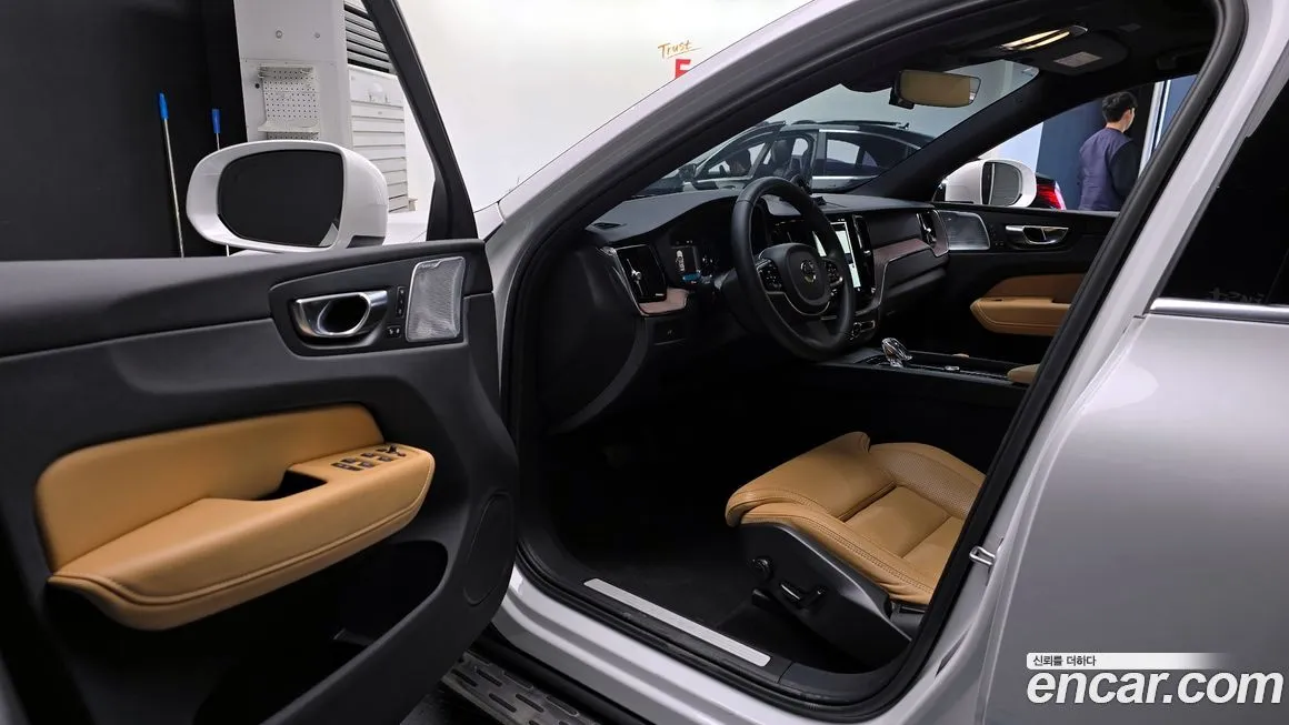 Volvo XC60 — фото 10