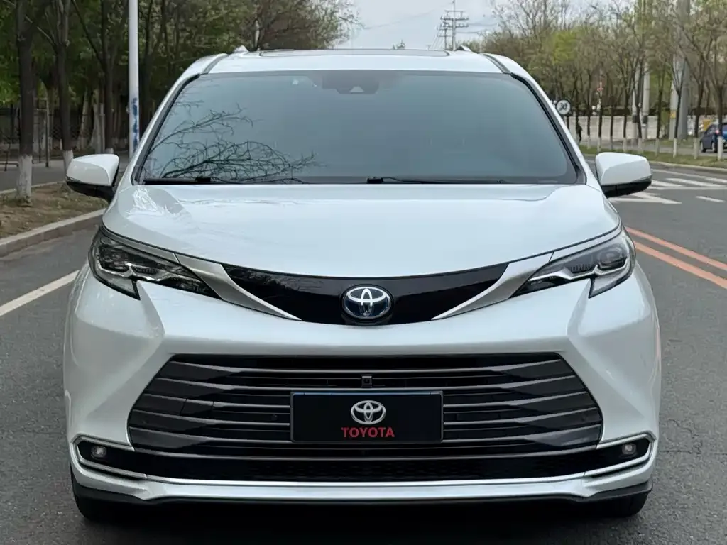 Toyota Sienna 2023 из CN, фото 1