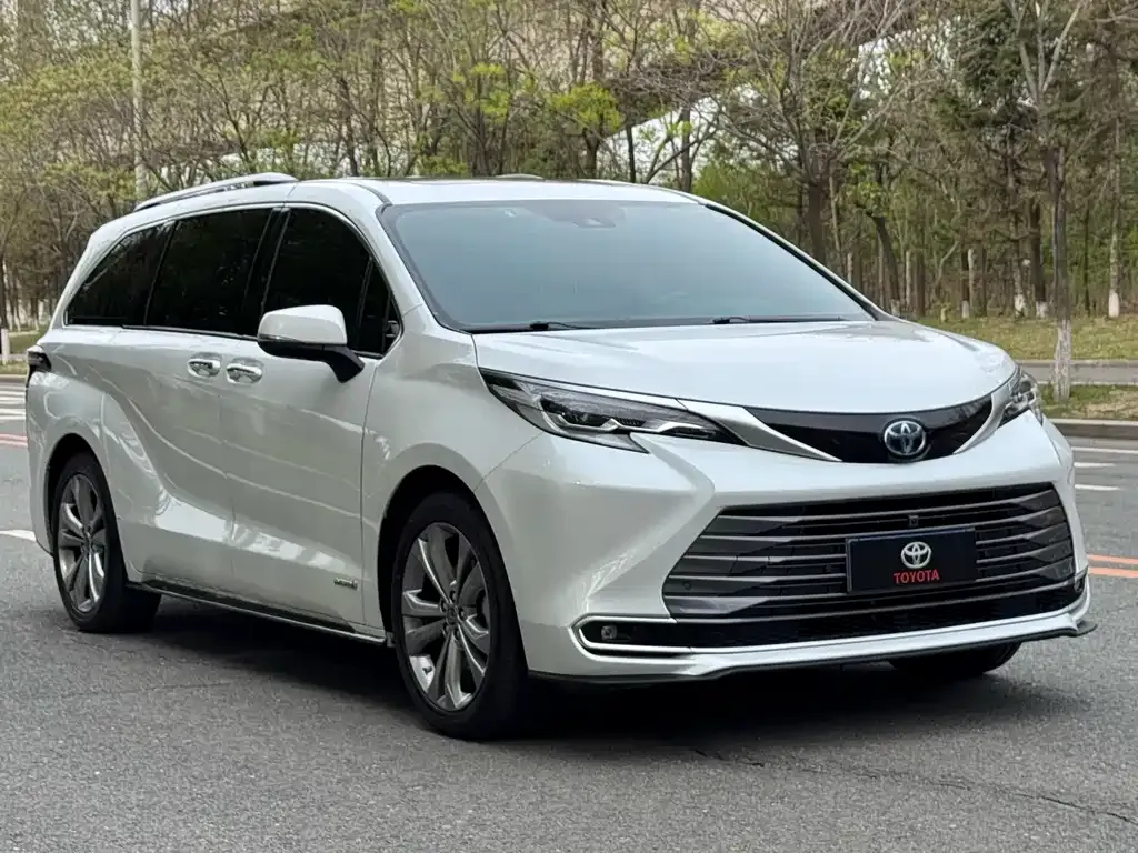 Toyota Sienna 2023 из CN, фото 2