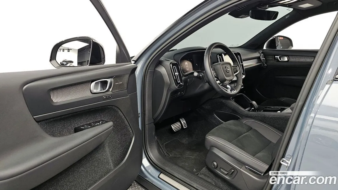 Volvo XC40 — фото 10