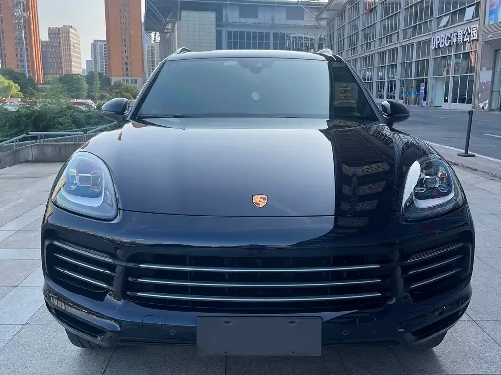 Porsche Cayenne — фото 1