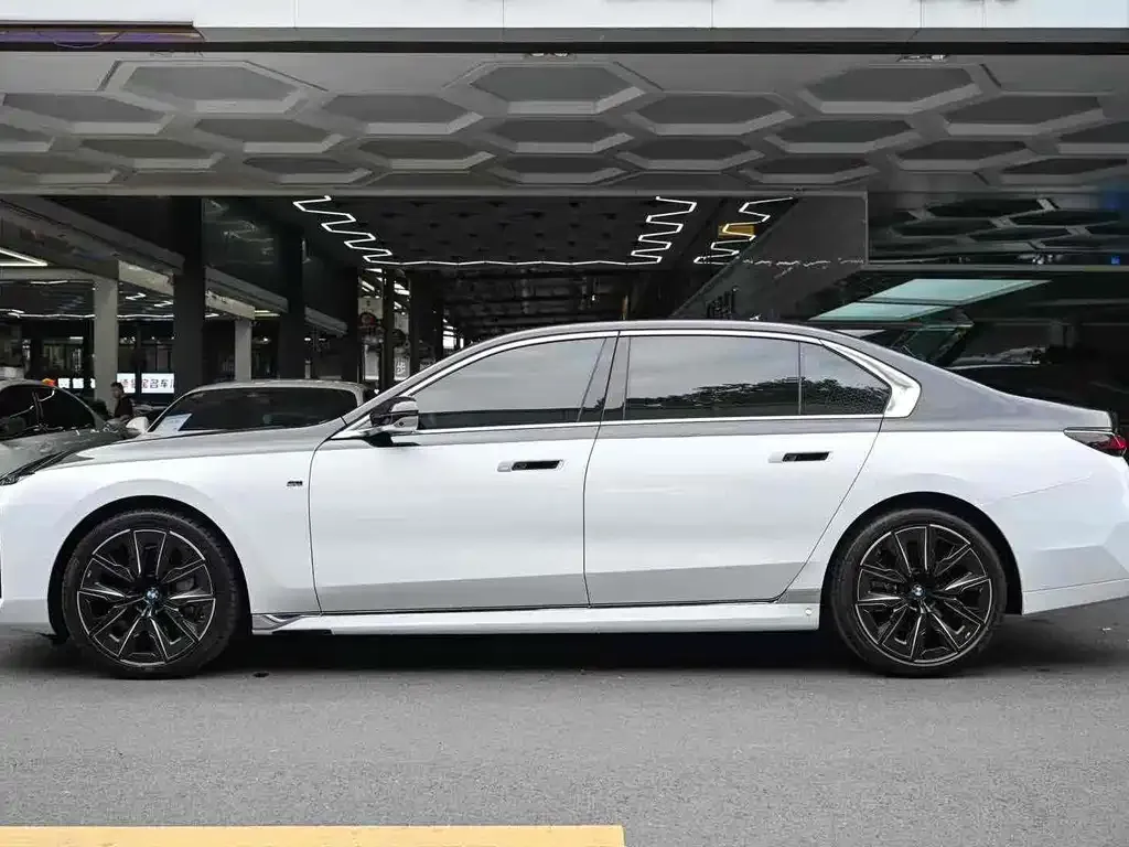 BMW 7 Series 2023 из CN, фото 3