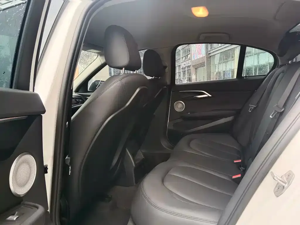 BMW 1 Series 2023 из CN, фото 10
