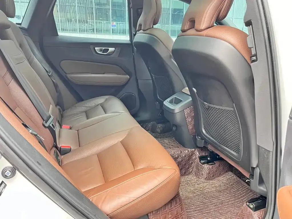 Volvo XC60 — фото 10