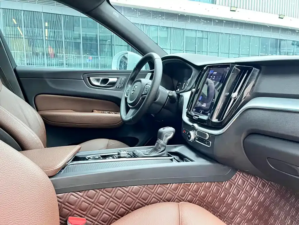 Volvo XC60 — фото 9
