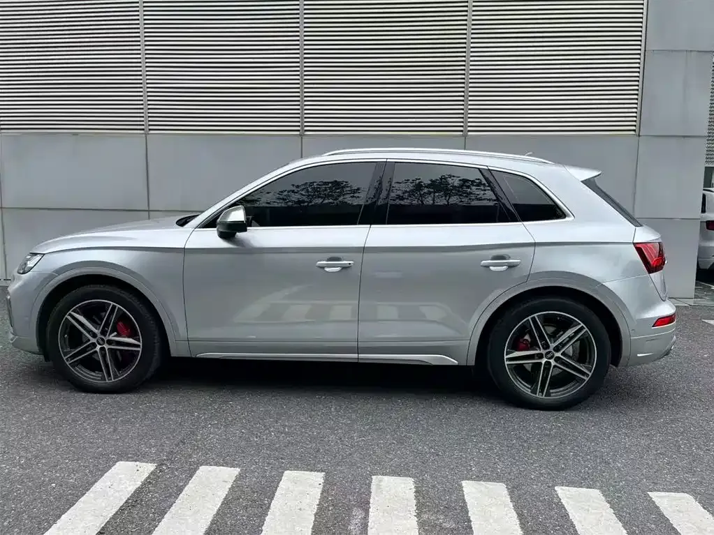 Audi SQ5 2023 из CN, фото 3