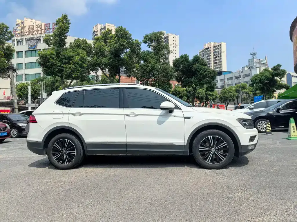 Volkswagen Tiguan L — фото 4