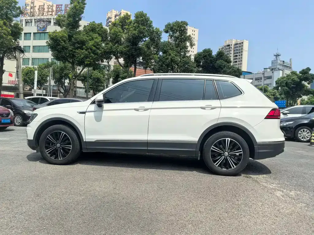 Volkswagen Tiguan L — фото 7