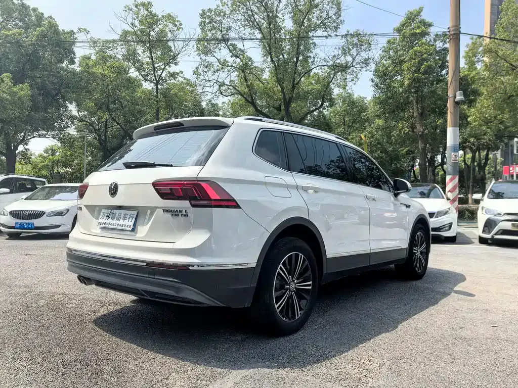 Volkswagen Tiguan L — фото 8