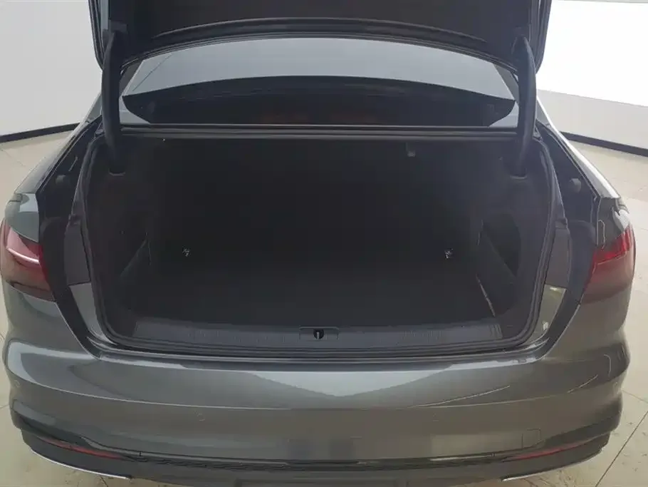 Audi A4L 2023 из CN, фото 4