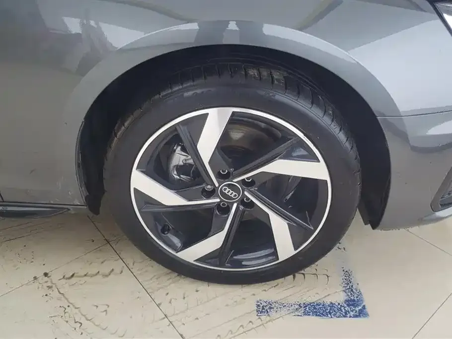 Audi A4L 2023 из CN, фото 6