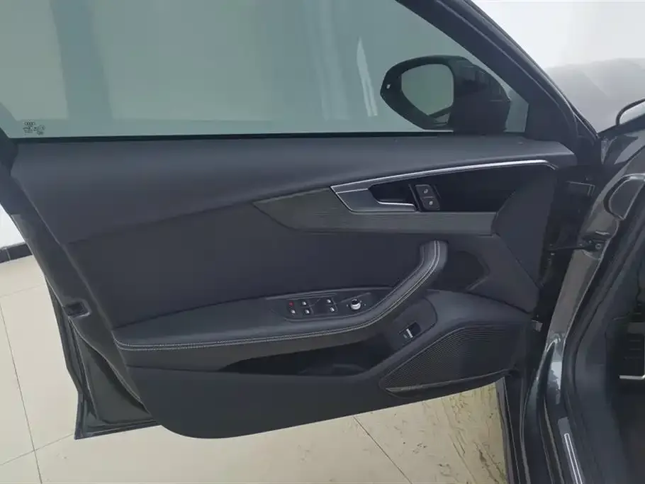 Audi A4L 2023 из CN, фото 7
