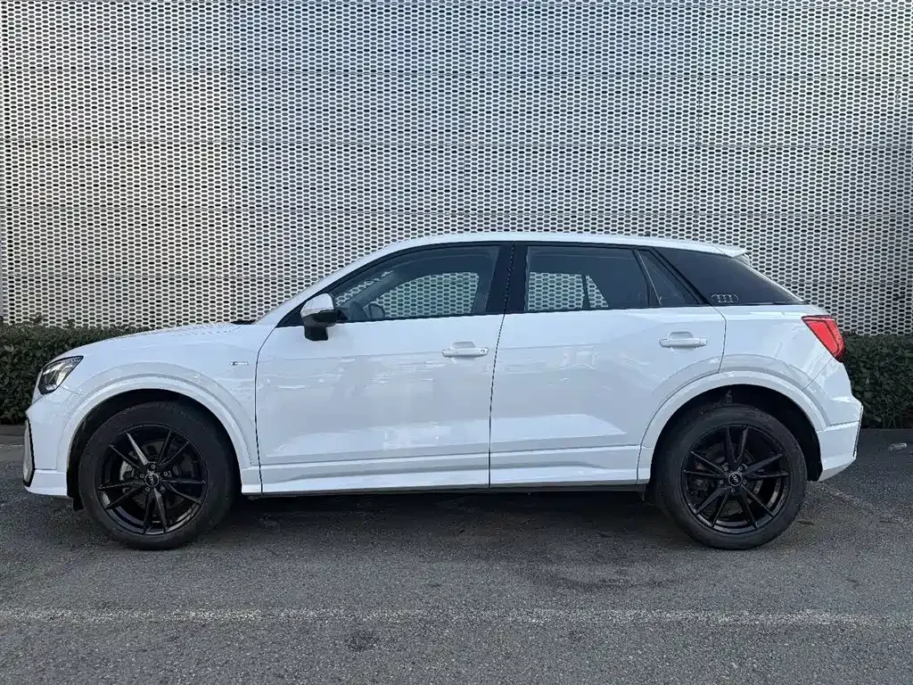 Audi Q2L 2023 из CN, фото 3