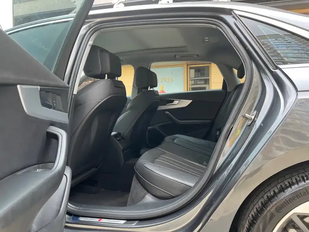 Audi A4L 2021 из CN, фото 6