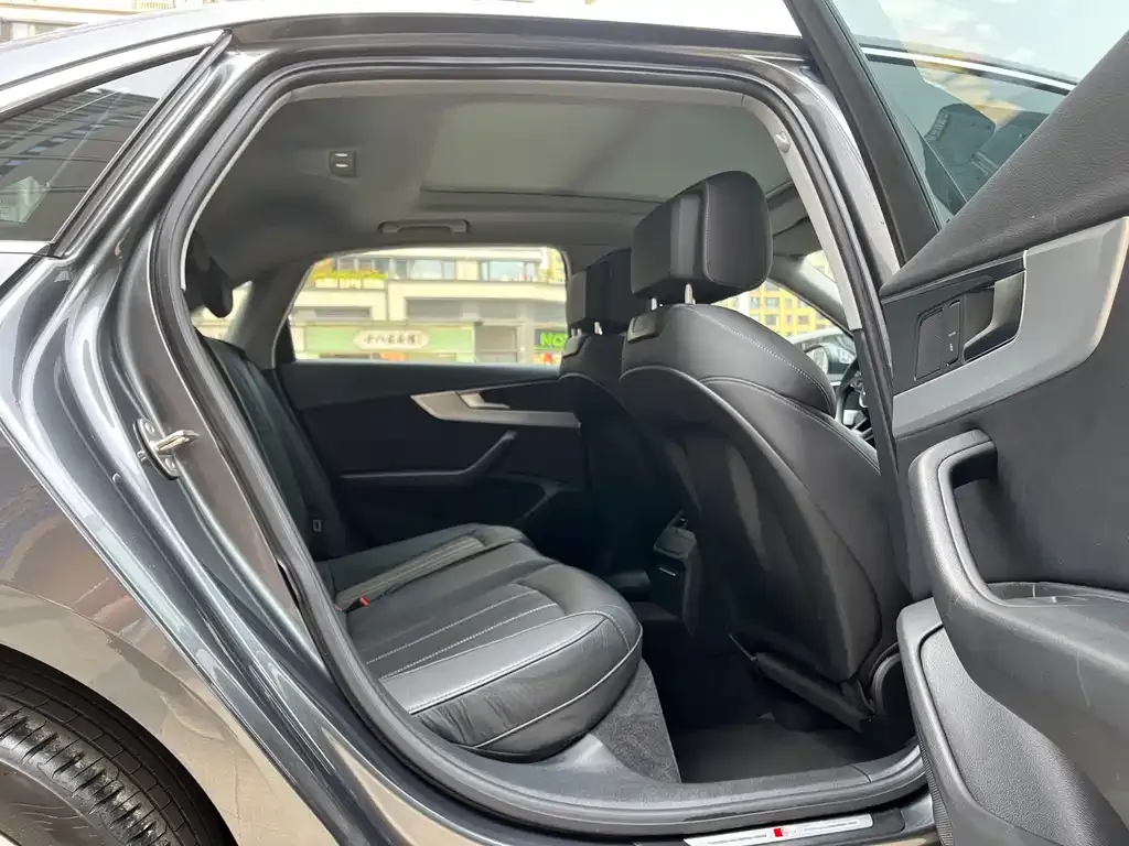 Audi A4L 2021 из CN, фото 8