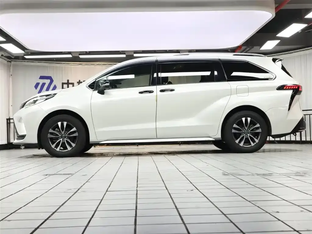 Toyota Granvia 2023 из CN, фото 3