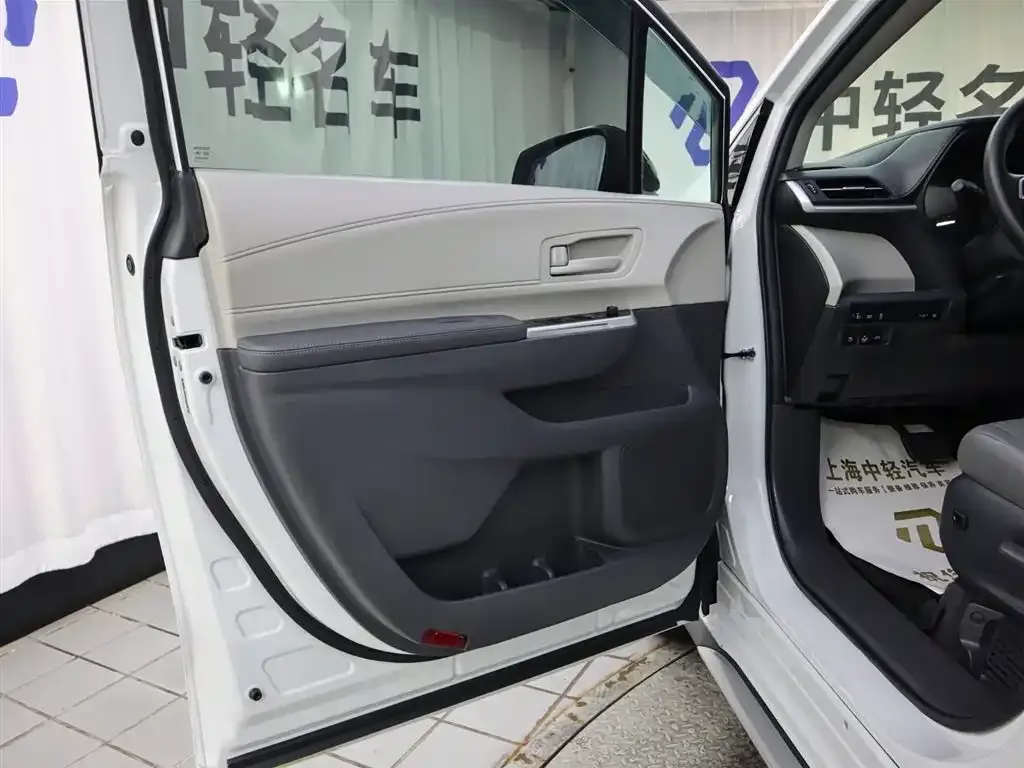 Toyota Granvia 2023 из CN, фото 6