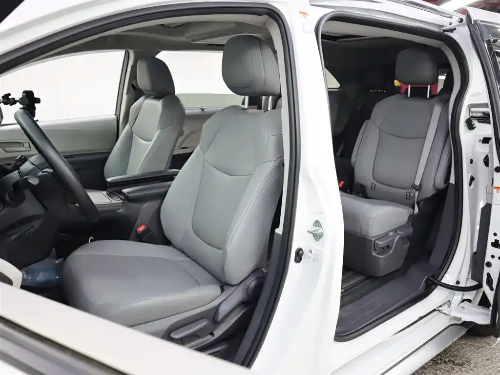 Toyota Granvia 2023 из CN, фото 9