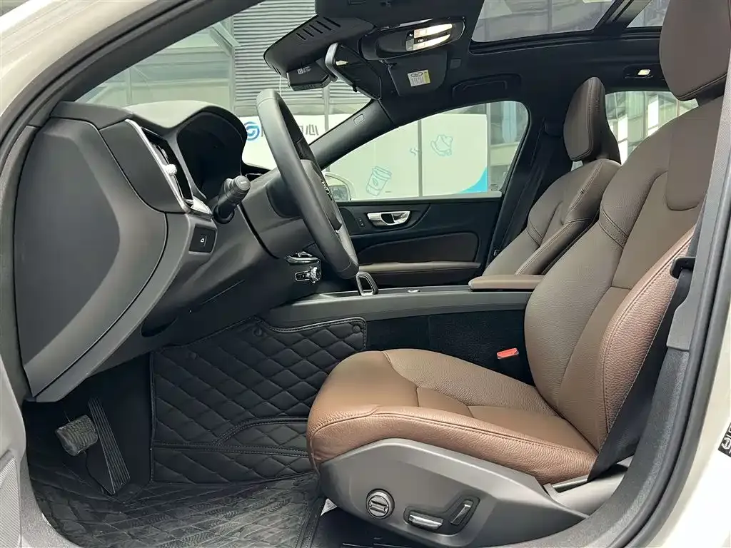 Volvo S60 2025 из CN, фото 4