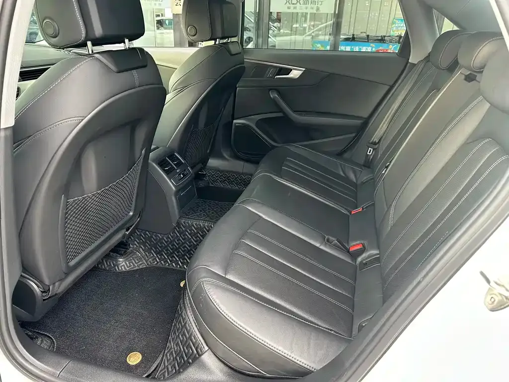 Audi A4L 2022 из CN, фото 10