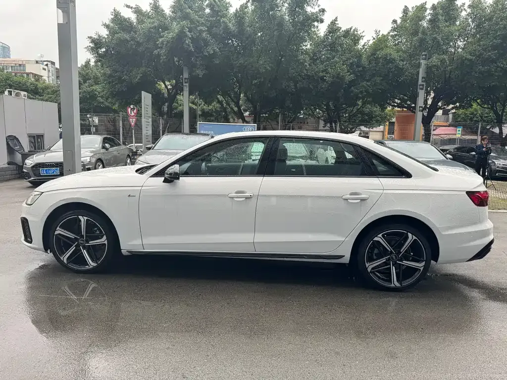 Audi A4L 2024 из CN, фото 9