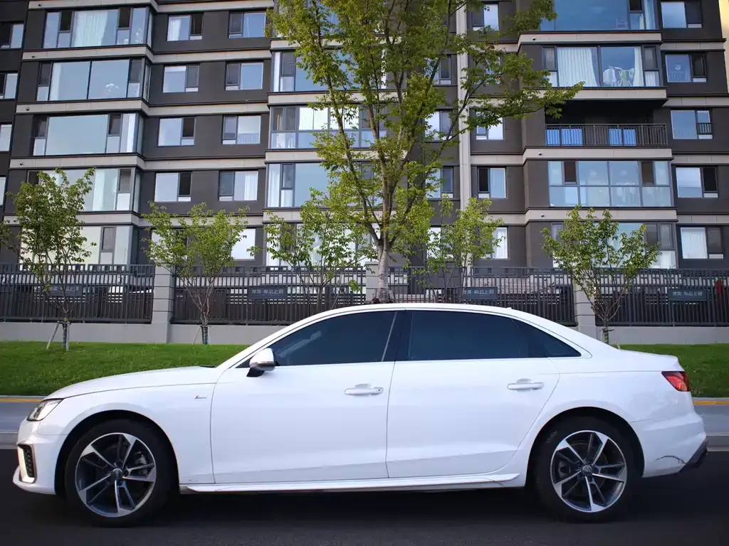 Audi A4L 2021 из CN, фото 4