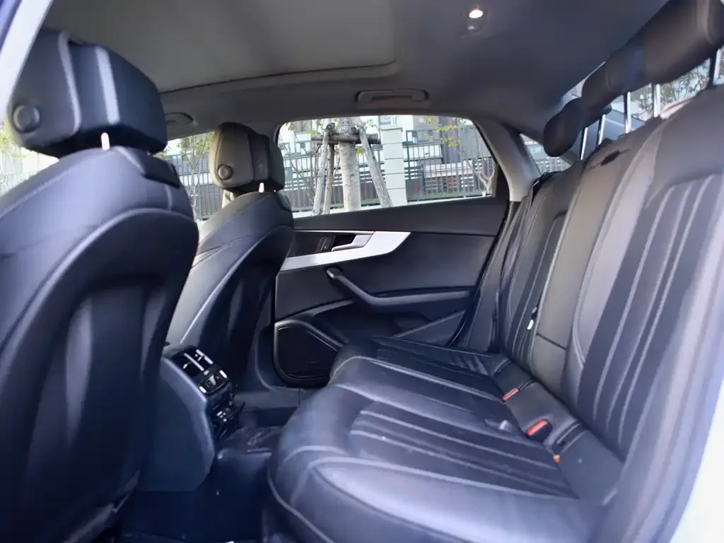 Audi A4L 2021 из CN, фото 8