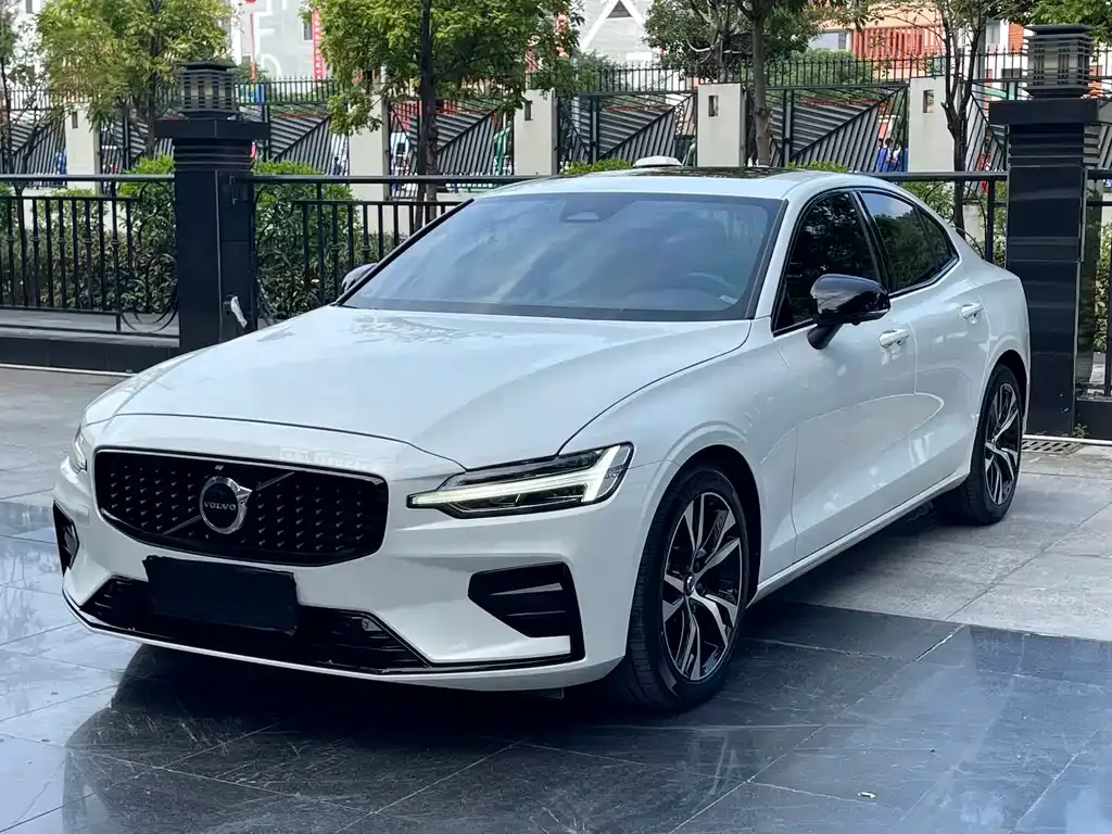 Volvo S60 2023 из CN, фото 1