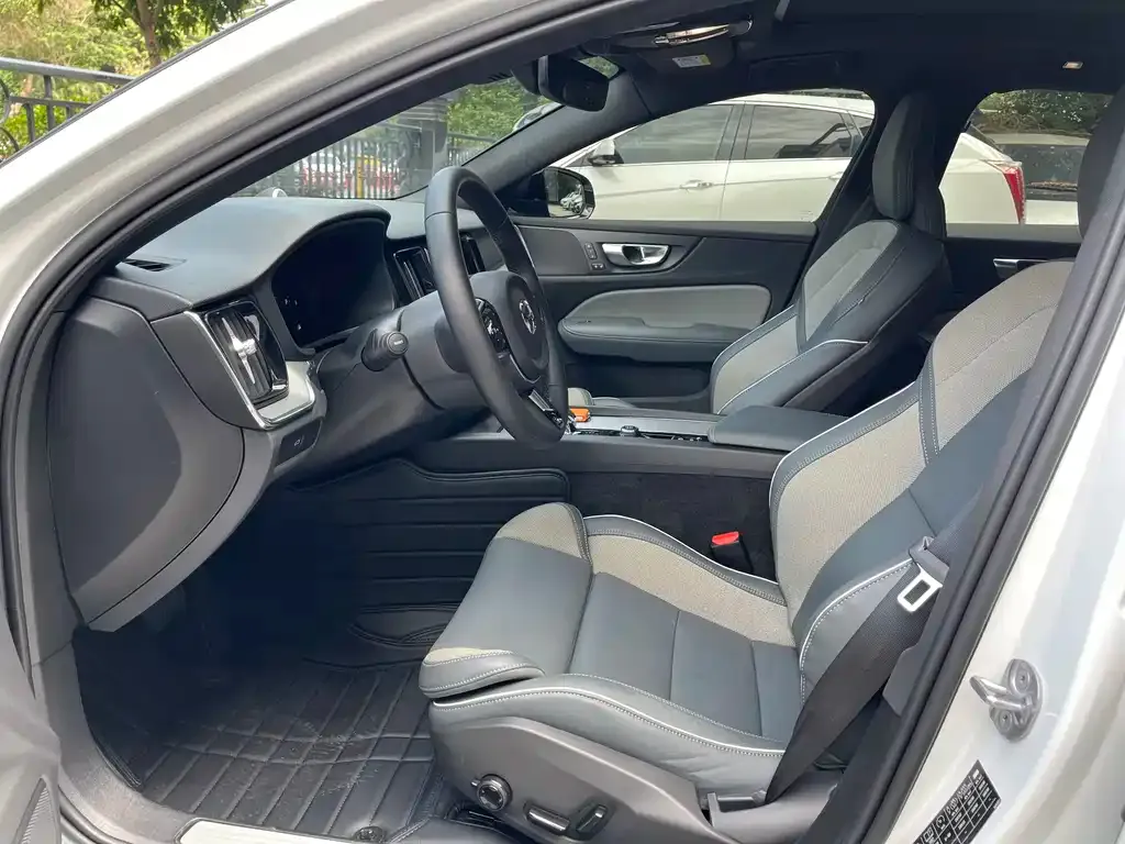 Volvo S60 2023 из CN, фото 4