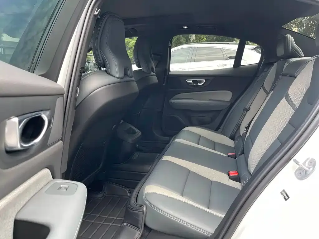 Volvo S60 2023 из CN, фото 5