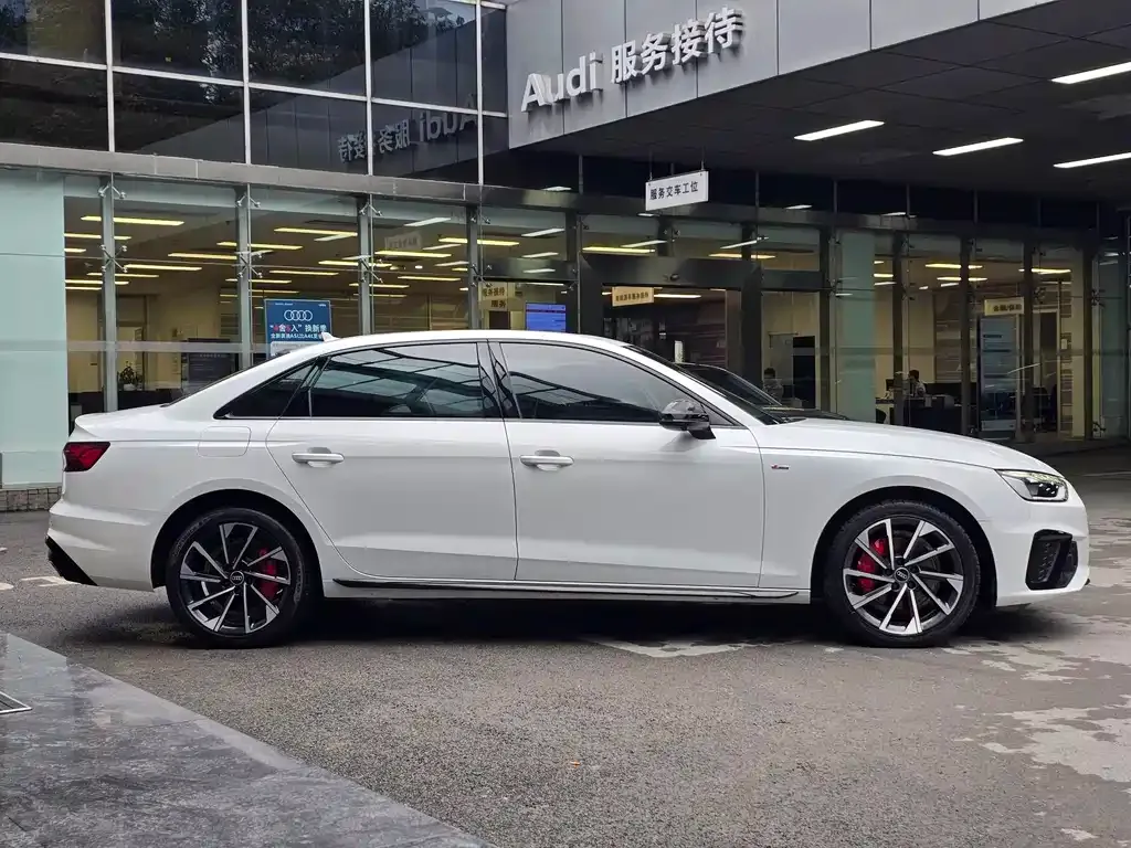 Audi A4L 2023 из CN, фото 3