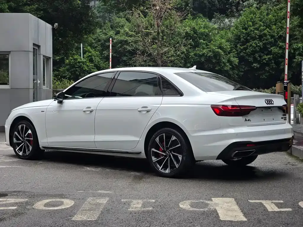 Audi A4L 2023 из CN, фото 4